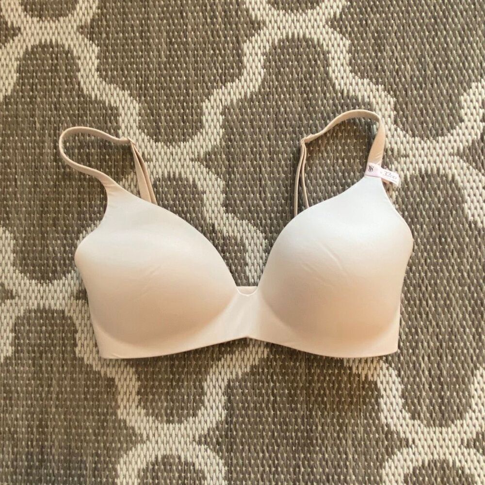 Victoria’s Secret bra, body by Victoria lightly lined plunge bra size 32DD